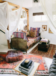 Sok színes párna és szőnyeg a bohém nappaliban