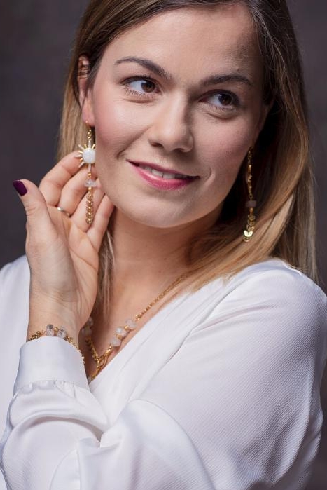 herkimer gyémántos fülbevaló egy női modellen